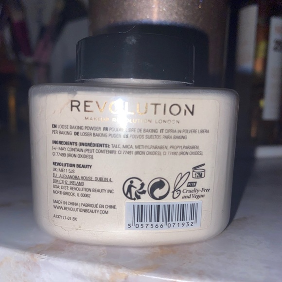 'REVOLUTION' Translucent Powder - Picture 2 of 2